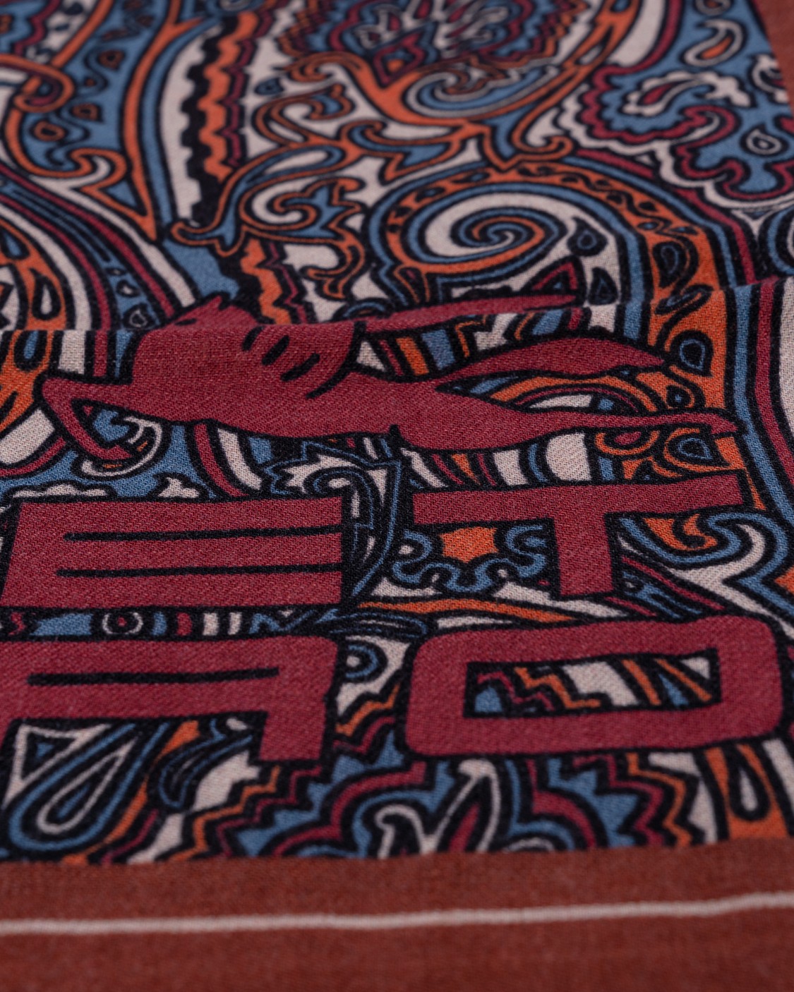 shop ETRO Saldi Sciarpa: Etro sciarpa in lana e seta, decorata da una stampa che interpreta l'iconico disegno Paisley in stile grafico, è impreziosita da logo ETRO CUBE e da un bordo a contrasto.
Dimensioni: 70 x 170cm.
Composizone: 70% lana, 30% seta.
Made in Italy.. 10007 4516-8000 number 7491933